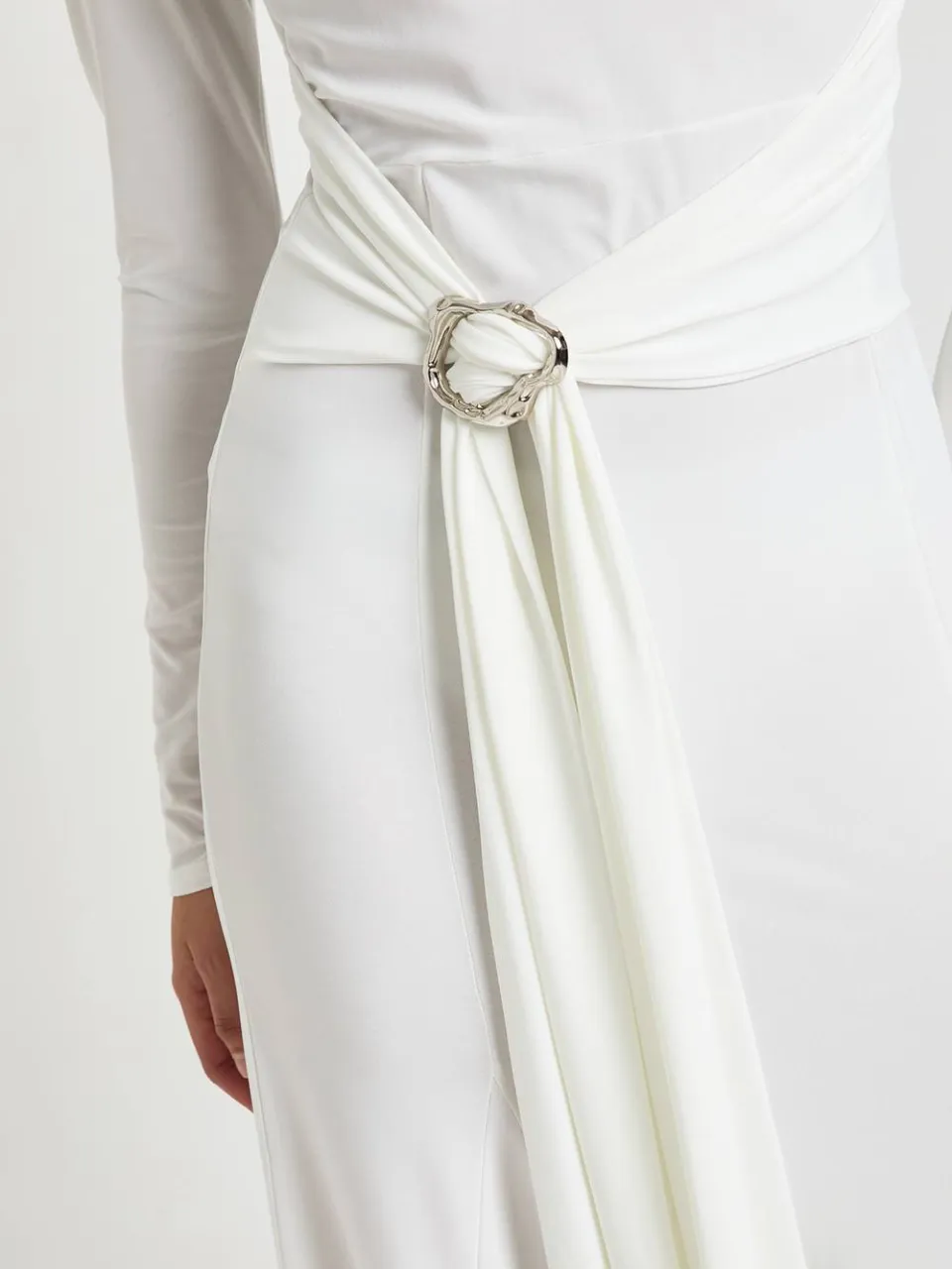 boohoo Dames Slinky Maxi Jurk Met Lange Mouwen En O-ring Strikceintuur ivoor, foto 4