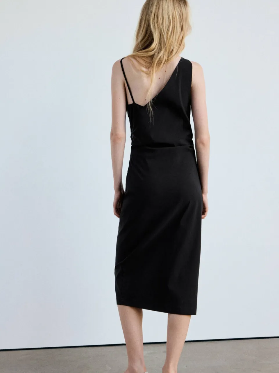 Mango asymmetrische midi jurk met plooien - zwart, foto 4