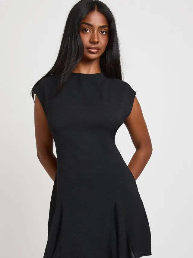 boohoo Dames Mini Jurk Met Watervalhals En Godet Zoom In Gehamerd Weefsel Zwart
