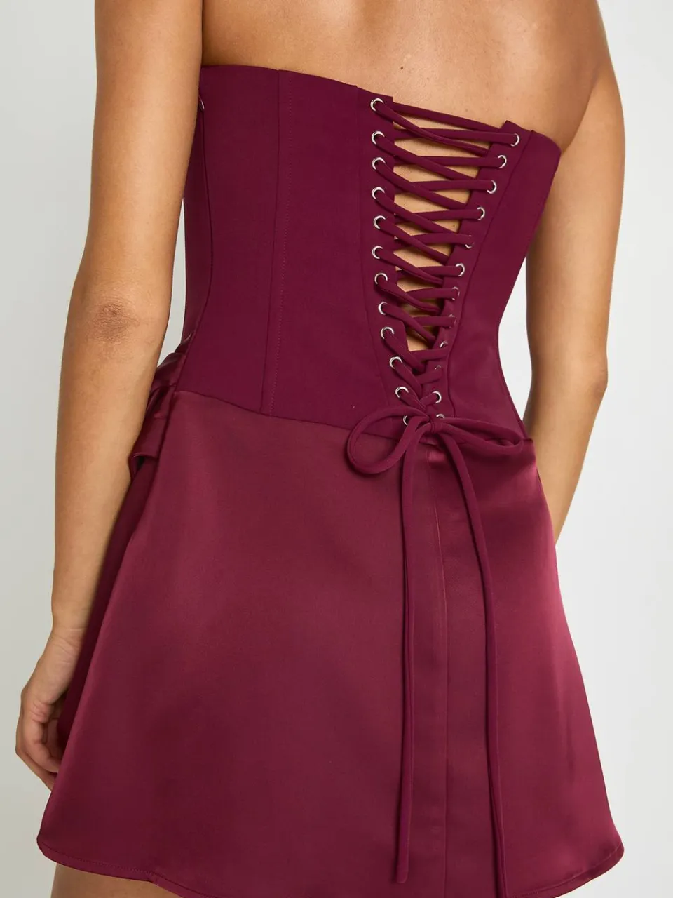 boohoo Dames Bandeau Mini Jurk Met Satijnen Drapering bordeaux rood, foto 4