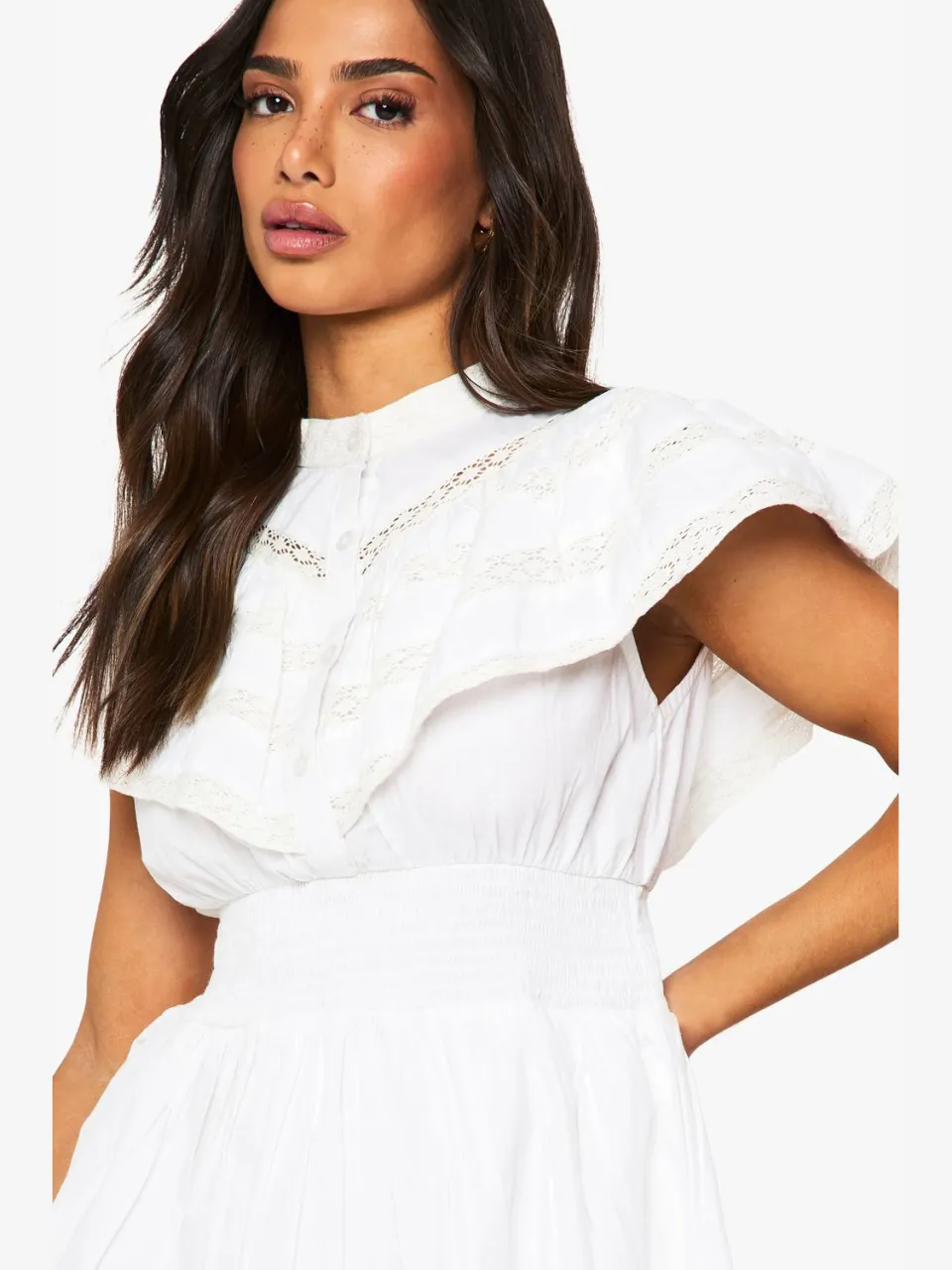 boohoo Dames Kleine gelaagde minijurk met ruches en knoopdetail wit, foto 4