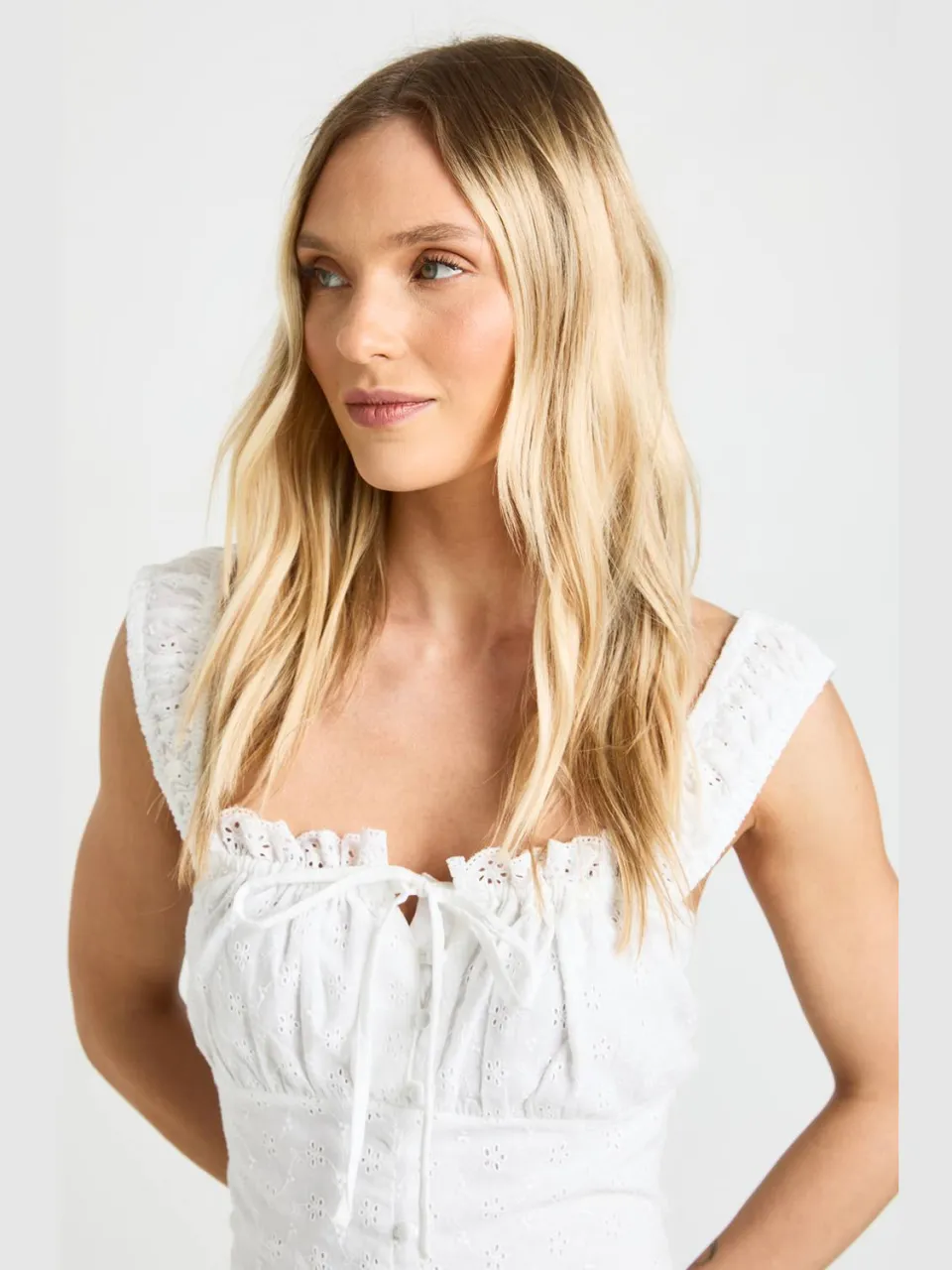 boohoo Dames Petite Broderie Gerimpelde Buste Mini Jurk ivoor, foto 4