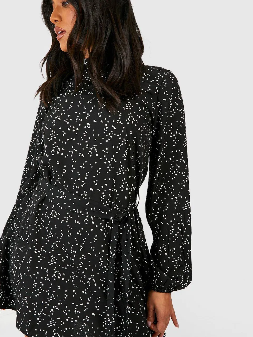 boohoo Dames Petite Ditsy Spot Print Ceintuur Skaterjurk zwart, foto 4