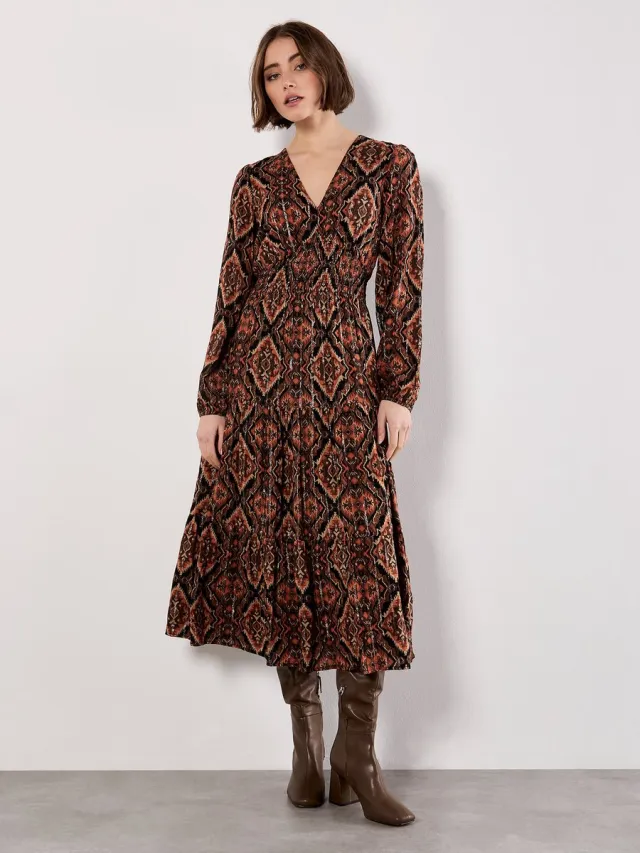 Apricot Mini-jurk met smockwerk en lagen Rust