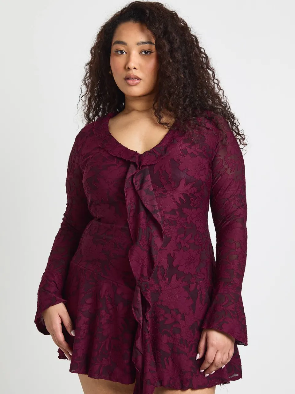 boohoo Dames Plus Burnout Bloemen Ruches Voorkant Mini Jurk bordeaux rood, foto 3