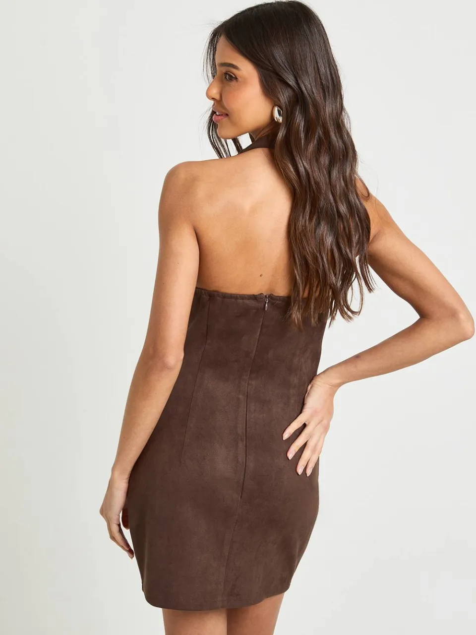 boohoo Dames Faux Suede Mini Jurk met Knoop Detail chocoladebruin, foto 3