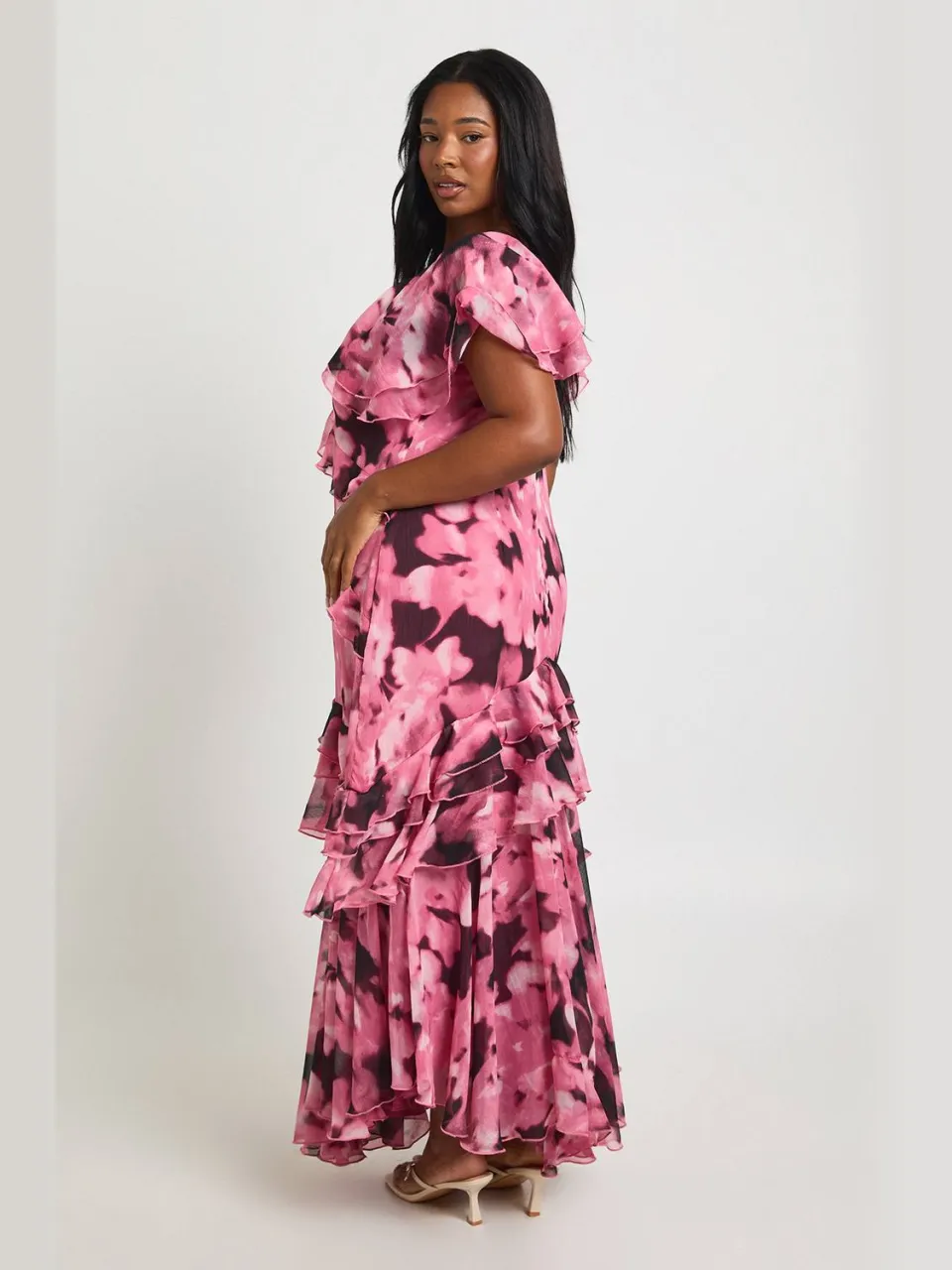 boohoo Dames Plus Chiffon Bloemenprint Ruches Detail Maxi Jurk stoffig roze, foto 2