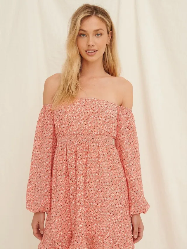 NA-KD Maat 34 Off Shoulder Smocked Recycled Mini Vrouwen Jurk - Painted Floral Coral