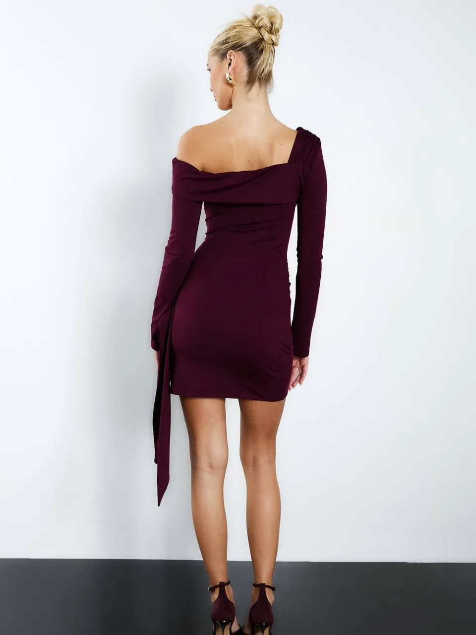 boohoo Dames Afwerkingsdetail Asymmetrische Mini-Jurk met Lange Mouwen bordeaux rood, foto 2