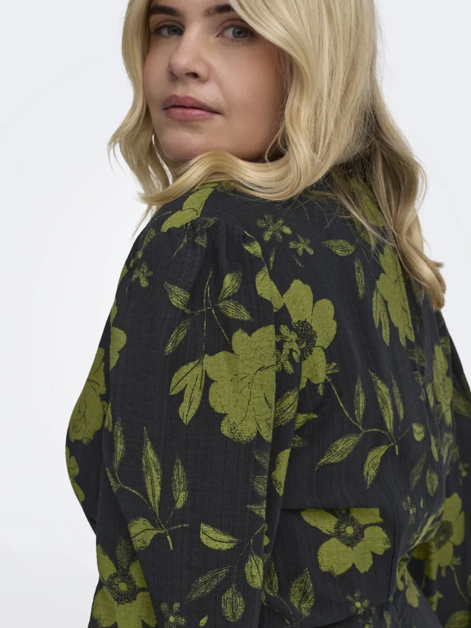 Only Carmakoma Plus Size gebloemde midi wikkeljurk - zwart/groen, foto 5