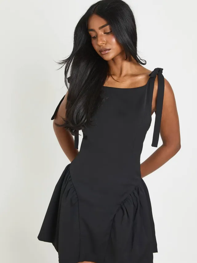 boohoo Dames Skater Jurk Met Tailleband En Strikbandjes Op De Schouders Zwart