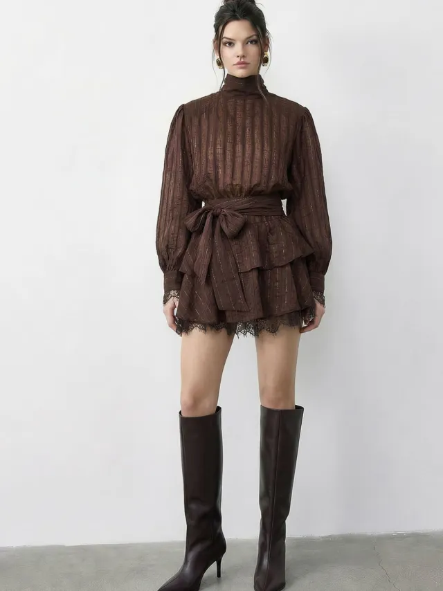 Bianco Lucci Textured Mini-jurk met Halve Col en Stofdetail Mokka
