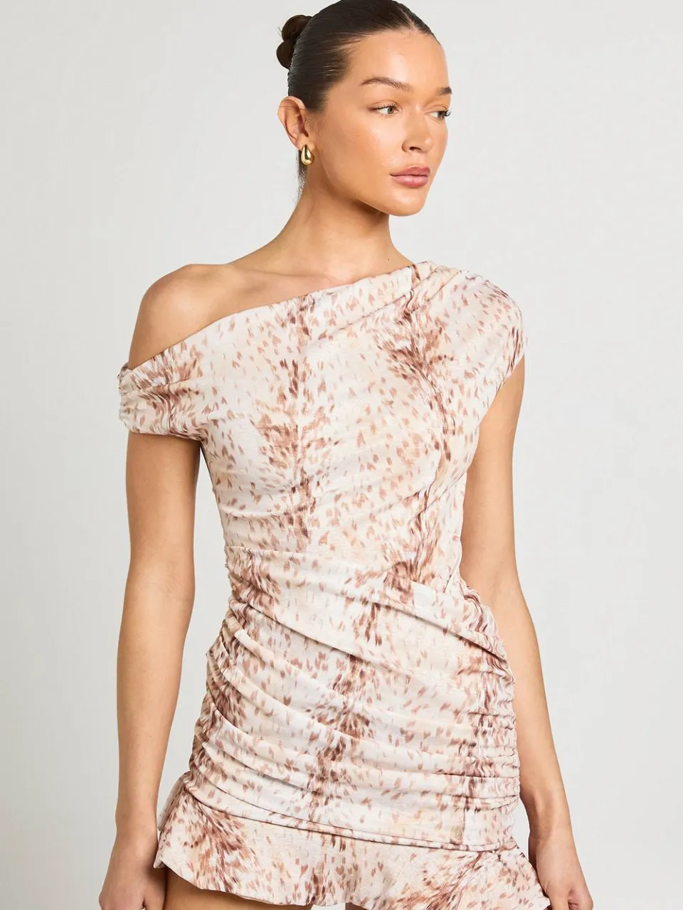 boohoo Dames Asymmetrische Gerimpelde Mini-jurk Met Hertenprint bruin, foto 3