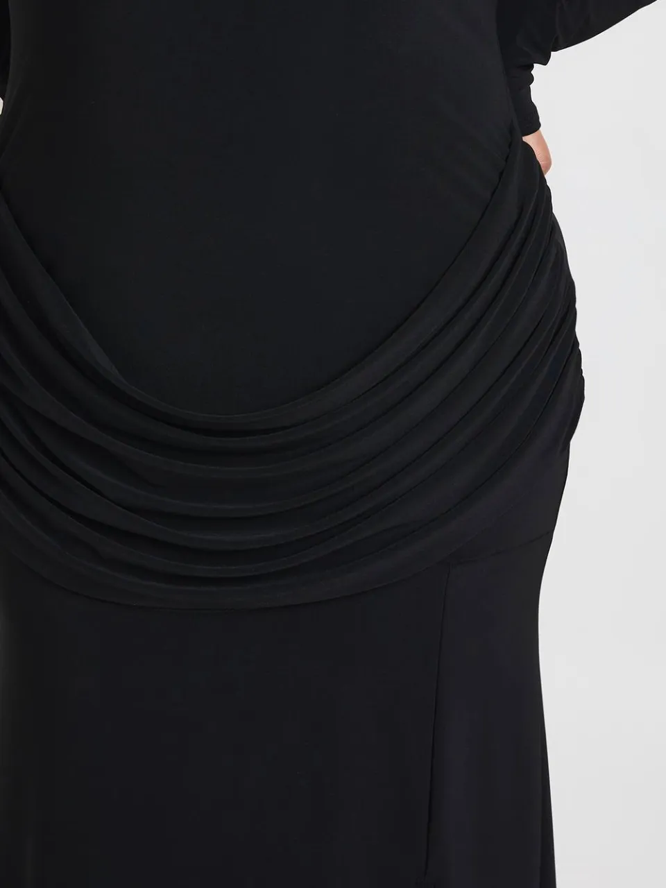 boohoo Dames Plus Schoudervulling Lange Mouw Gedrapeerde Rok Detail Maxi Jurk zwart, foto 4