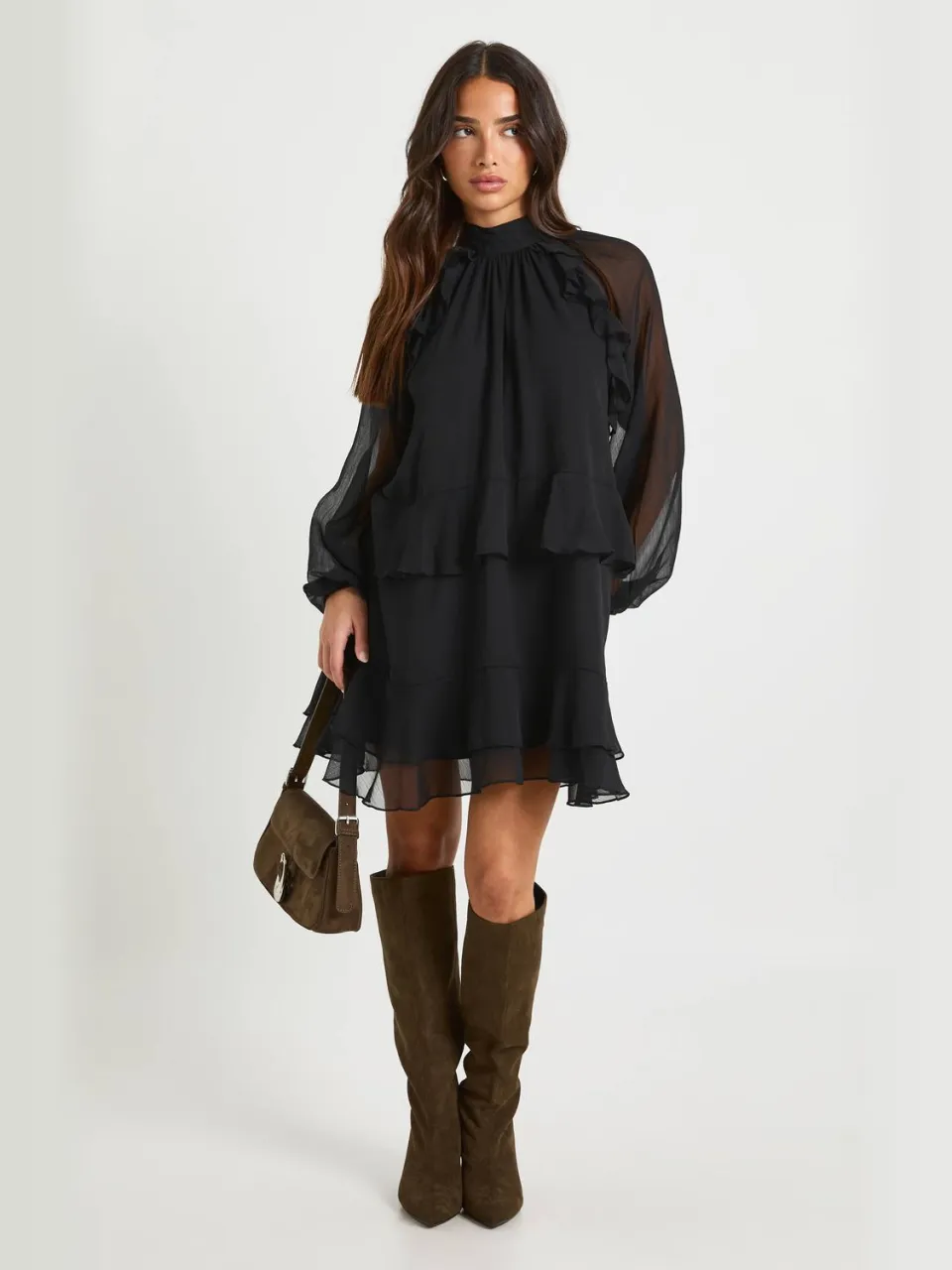 boohoo Dames Petite chiffon jurk met ruches zwart, foto 3