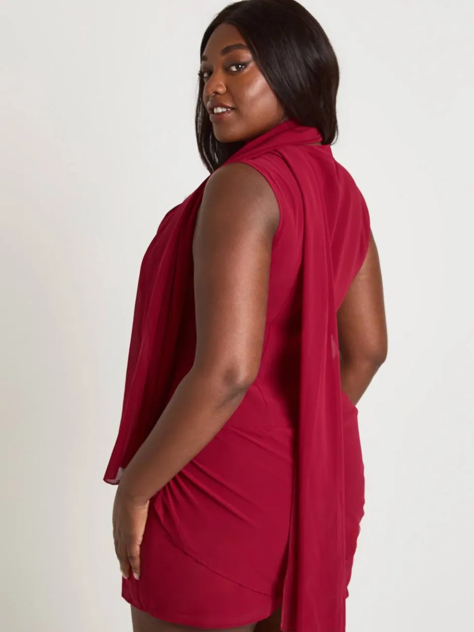 boohoo Dames Plus Chiffon Watervalhals Mouwloze Sjaal Hals Mini Jurk kersen, foto 3