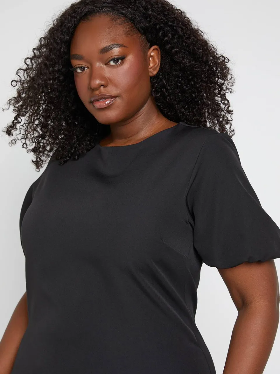boohoo Dames Plus Getailleerde Pofmouw Shift Jurk zwart, foto 4