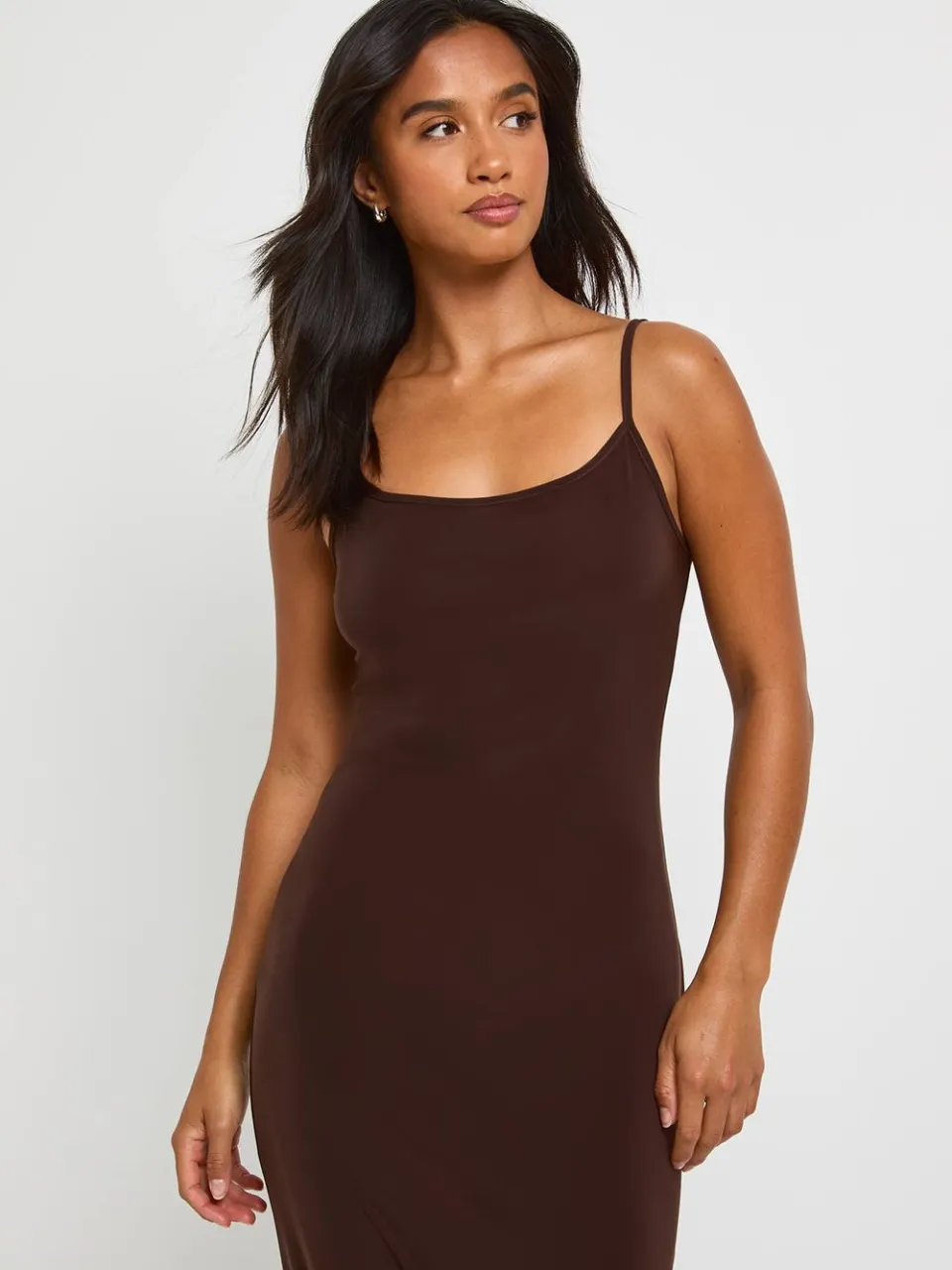 boohoo Dames Petite Maxi Jurk Met Ronde Hals En Bandjes chocoladebruin, foto 4
