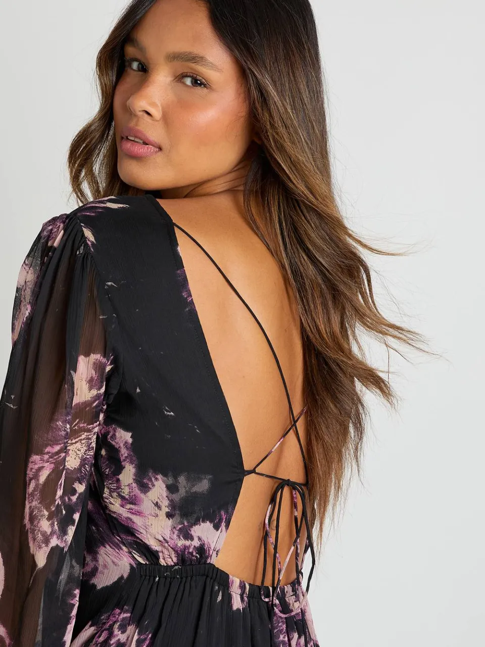 boohoo Dames Maxi-jurk in chiffon met bloemenprint en zwierige franjes chocoladebruin, foto 3