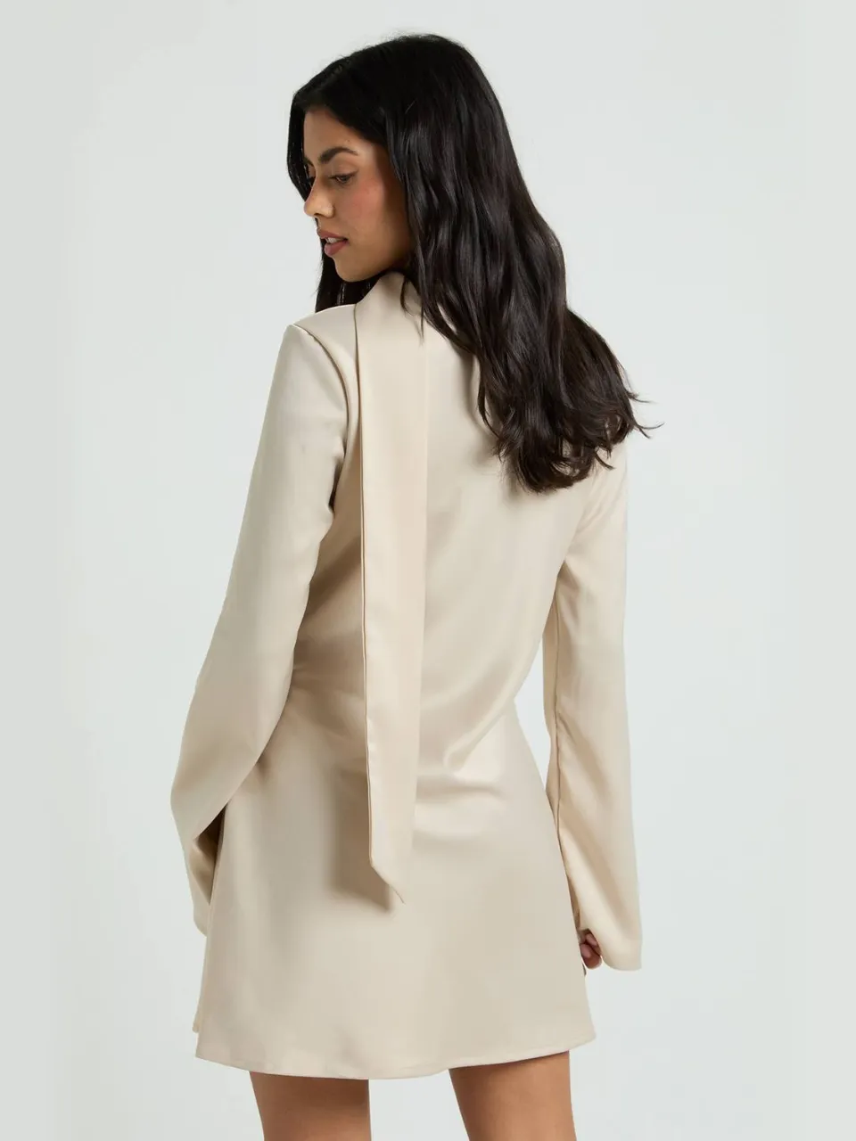 boohoo Dames Getextureerde Satijnen Sjaal Detail Shift Jurk oester, foto 2