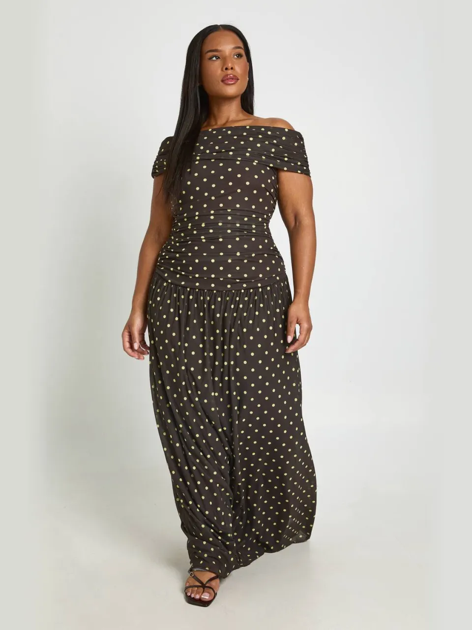 boohoo Dames Plus Polkadot Gerimpelde Maxi Jurk Met Verlaagde Taille chocoladebruin, foto 2