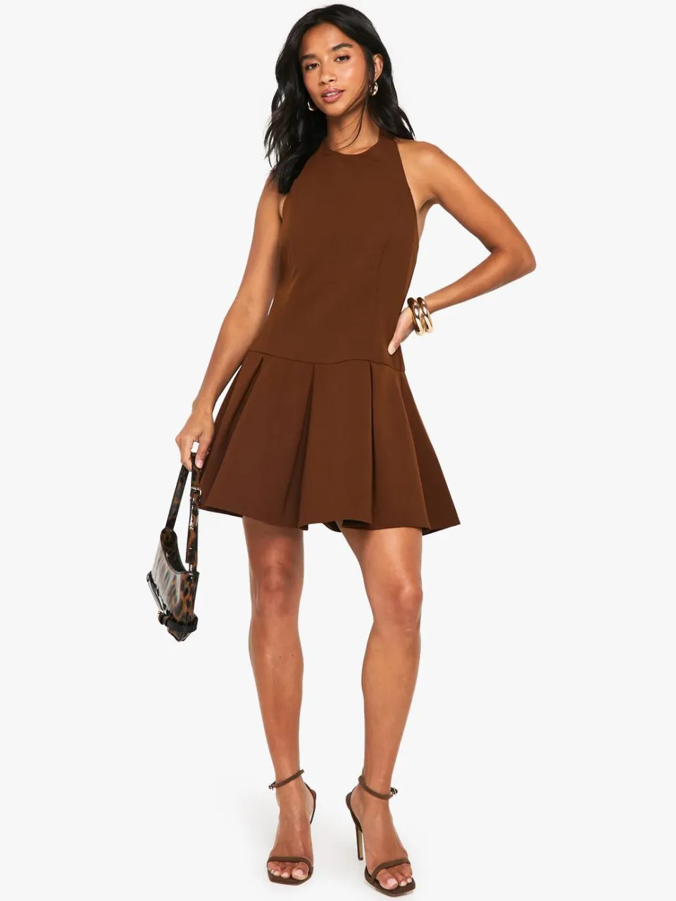 boohoo Dames Petite getailleerde mini-jurk met hoge hals en plooien Chocoladebruin