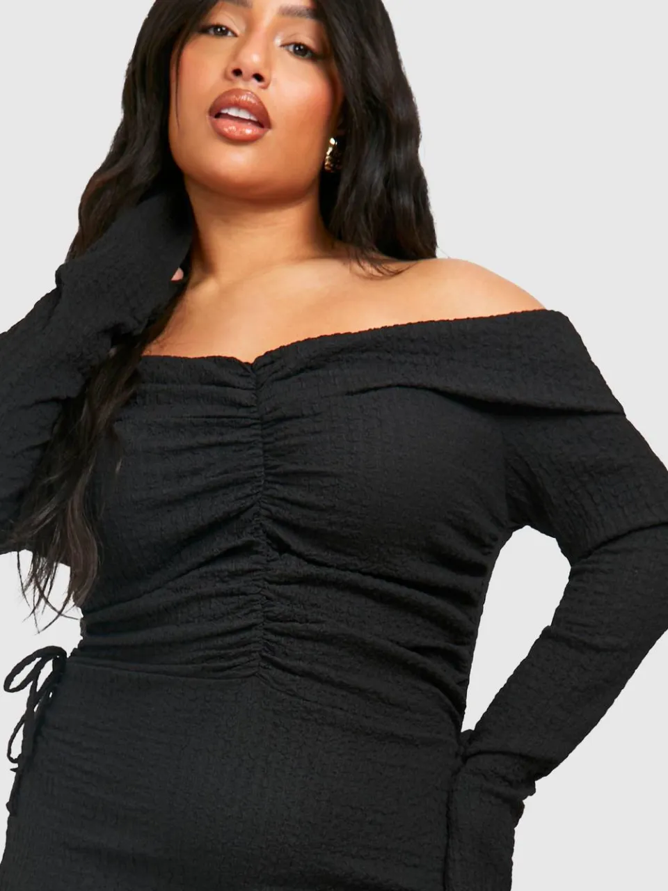 boohoo Dames Plus Getextureerde Off Shoulder Gerafelde Bodycon Jurk zwart, foto 4