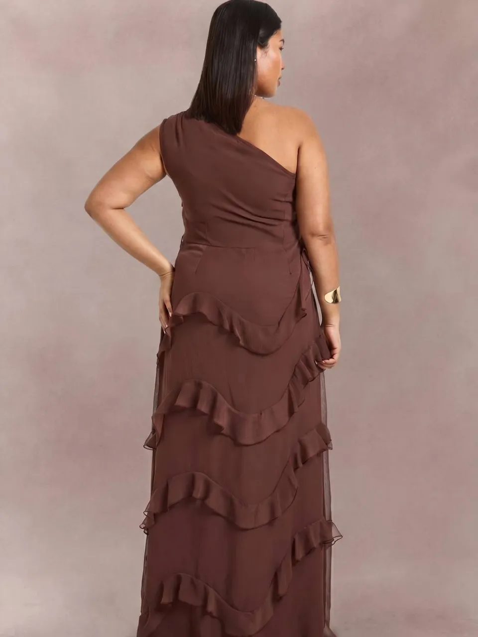 boohoo Dames Plus Chiffon Asymmetrische Maxi Jurk chocoladebruin, foto 2