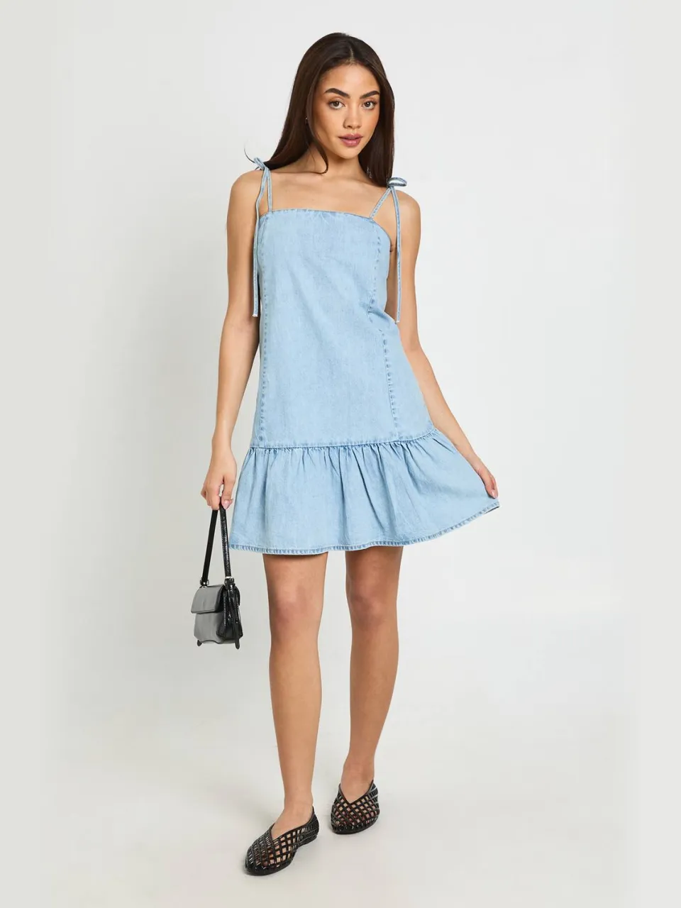 boohoo Dames Denim Mini-jurk Met Bandjes En Verlaagde Zoom, foto 3