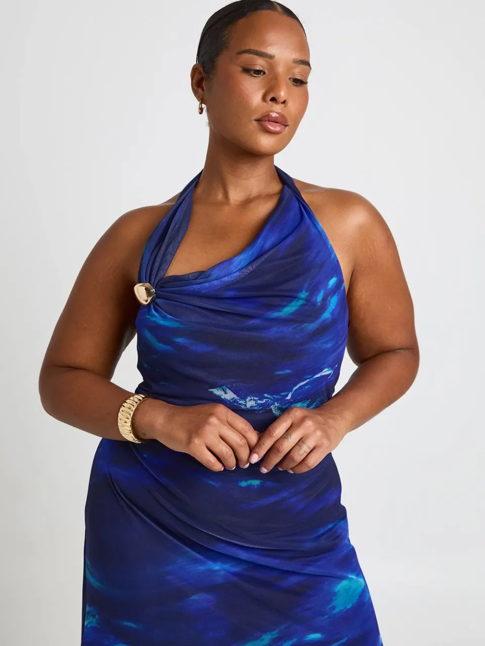 boohoo Dames Plus Maxi Jurk Met Abstract Dessin, Col-hals En Sierdetail blauw, foto 2
