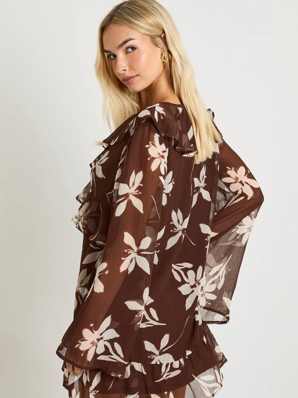 boohoo Dames Bloemenruche Chiffon Smockjurk chocoladebruin, foto 3