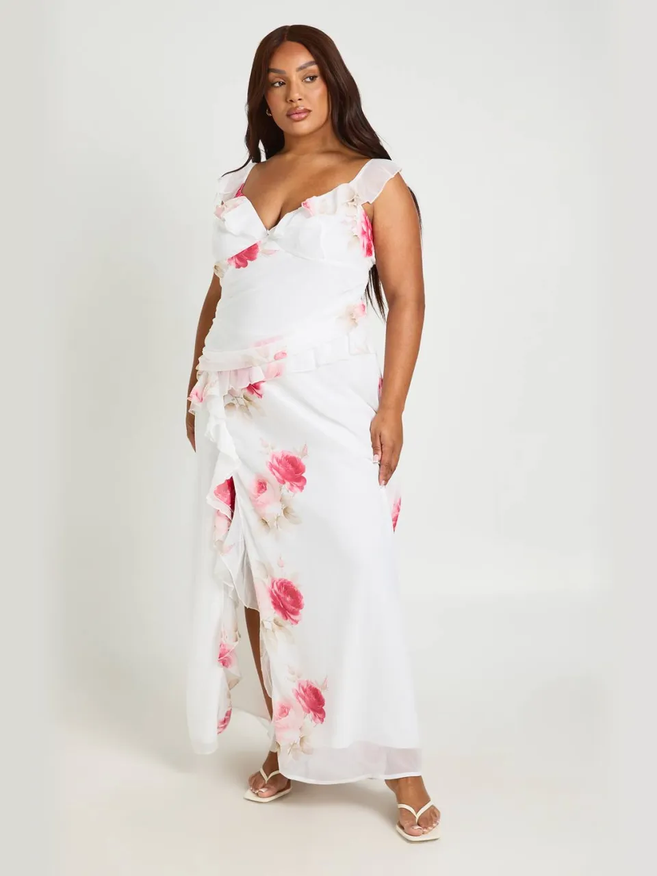 boohoo Dames Plus Maat Chiffon Maxi Jurk Met Bloemenprint, Plunge Hals En Ruche Details ivoor, foto 3