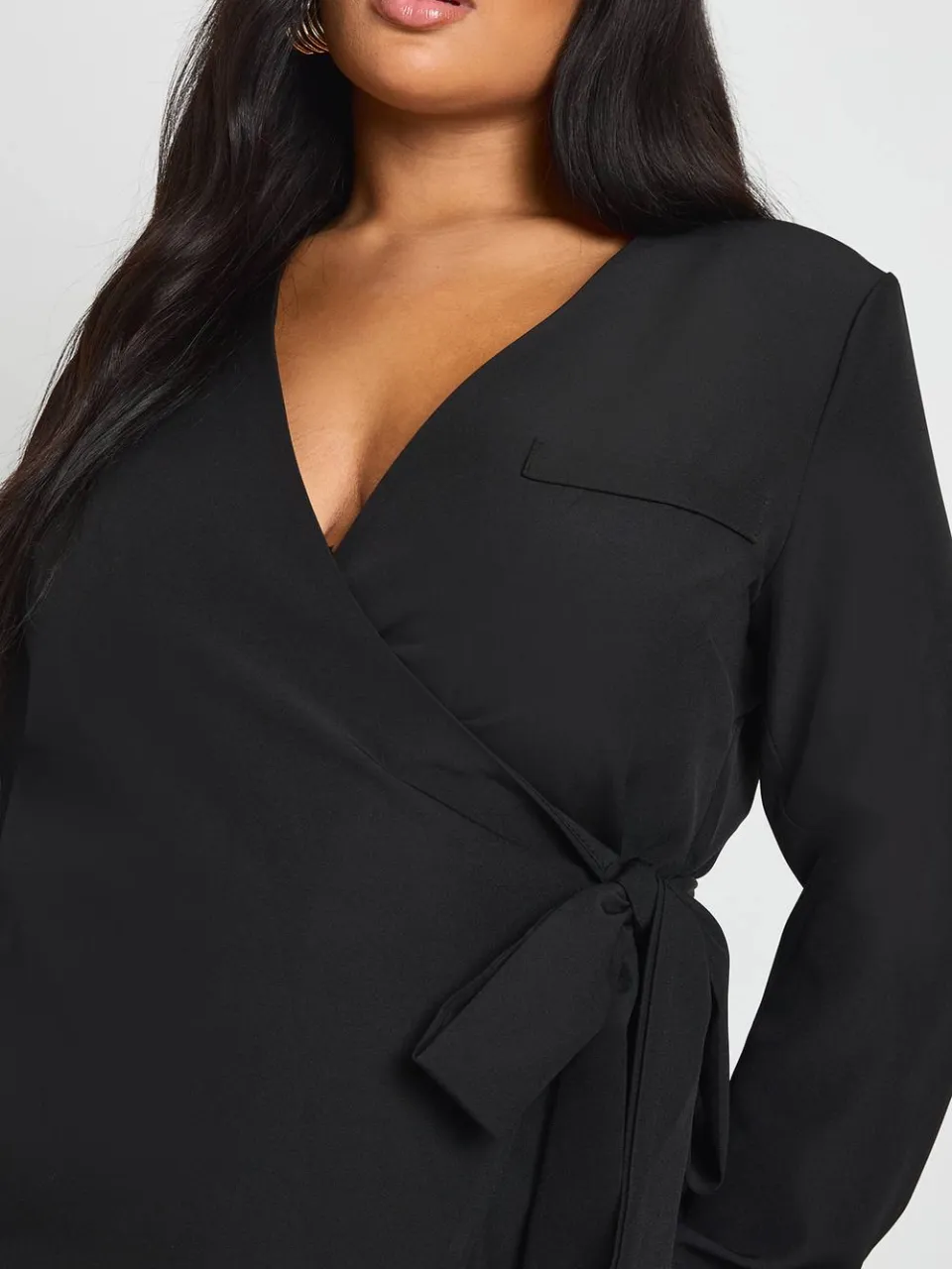 boohoo Dames Plus-size getailleerde wikkeljurk met zijstrik zwart, foto 4