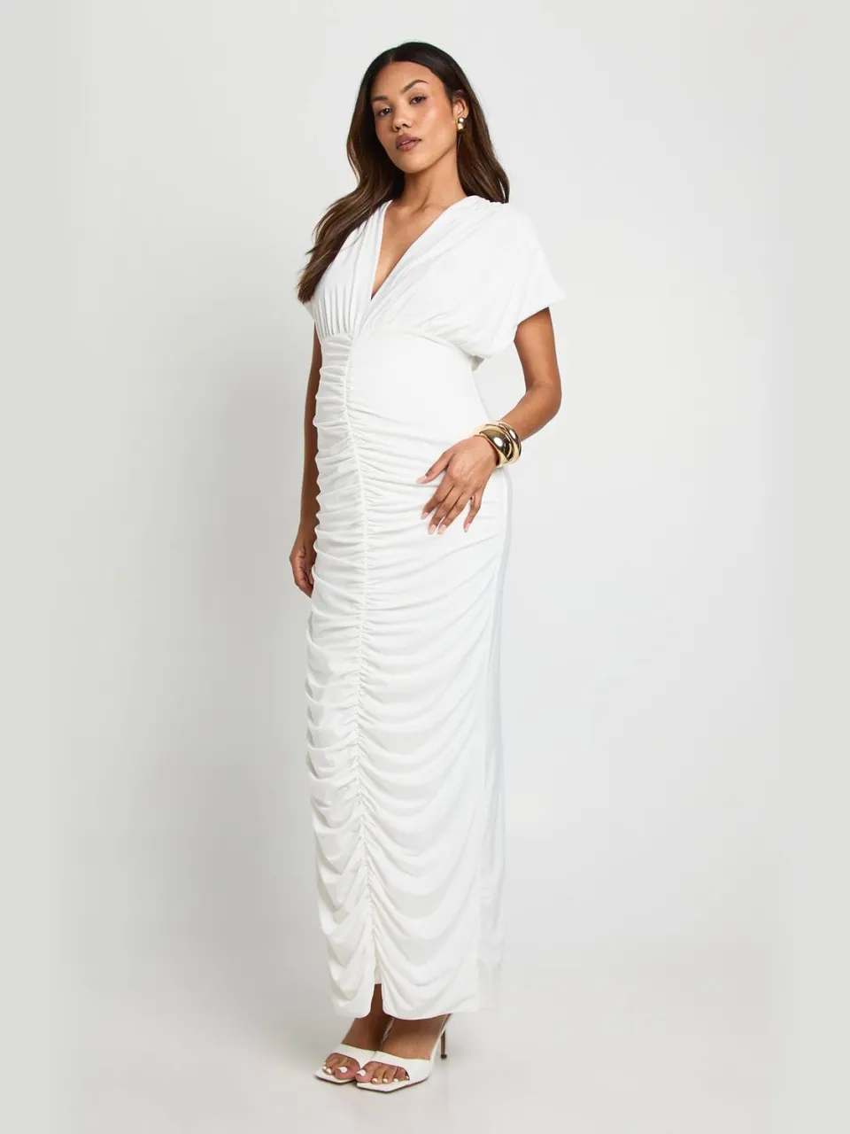 boohoo Dames Zwangerschapsjurk met dubbele laag, geraffeld, diepe V-hals en batwing-stijl maxi-jurk crème, foto 3