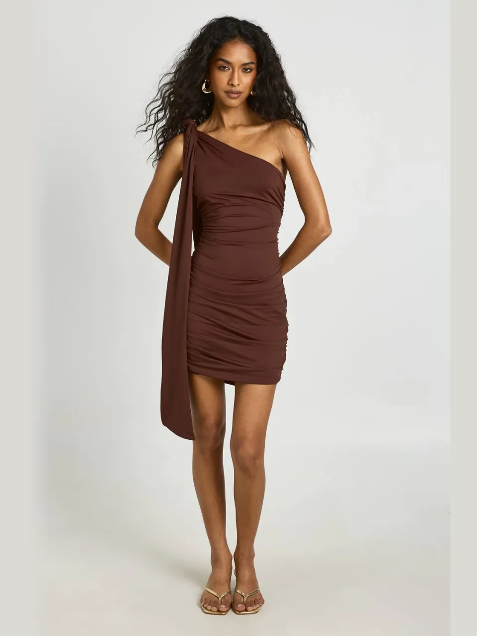 boohoo Dames Knoop Schouder Asymmetrische Mini Jurk chocoladebruin, foto 2