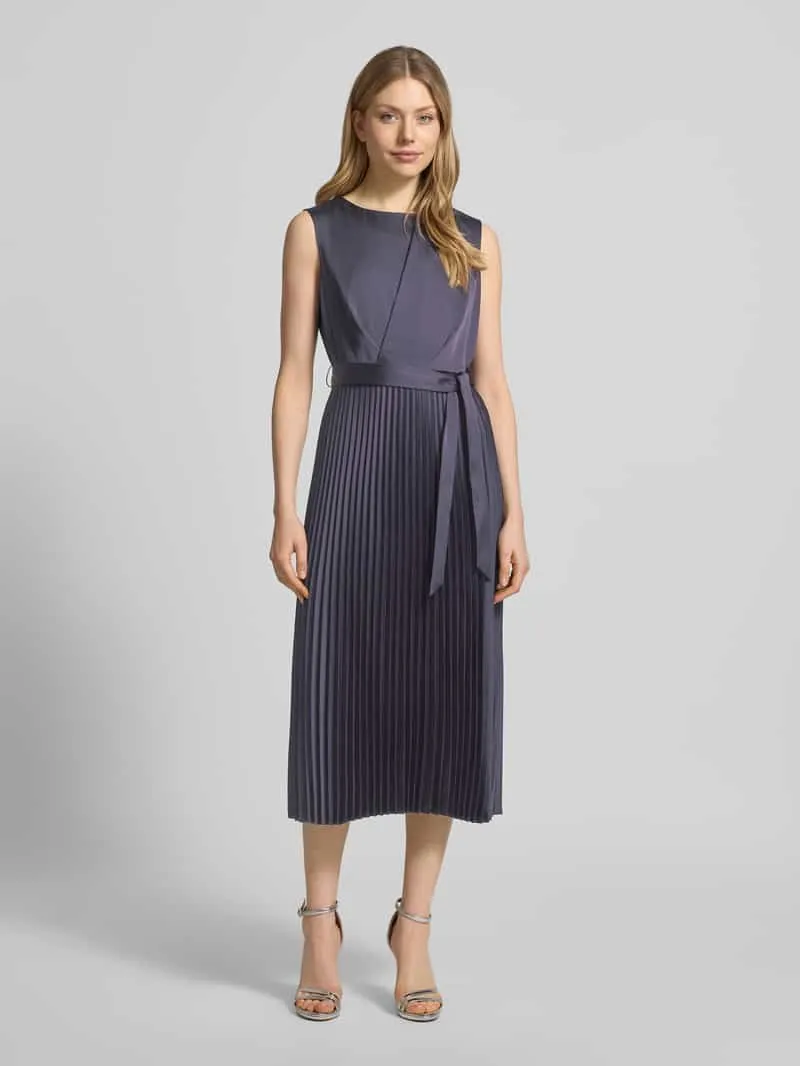 Comma midi-jurk met plissévouwen en strikceintuur Marineblauw
