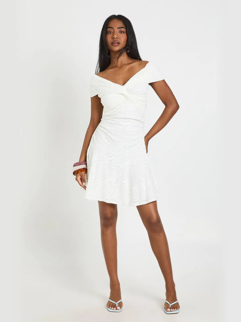 boohoo Dames Burnout Zebra Twist Bardot Jurk Met Volantrand crème, foto 3