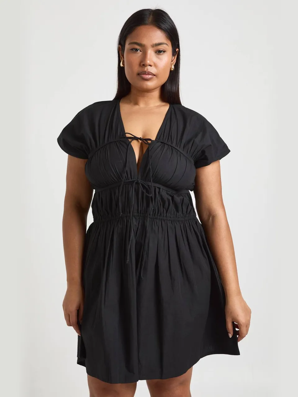 boohoo Dames Plus Katoenen Popeline Gesmockte Mini Jurk zwart, foto 2