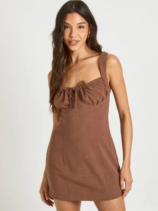 boohoo Dames Linnen-look Mini Jurk Met Gerimpelde Cups En Bandjes Chocoladebruin