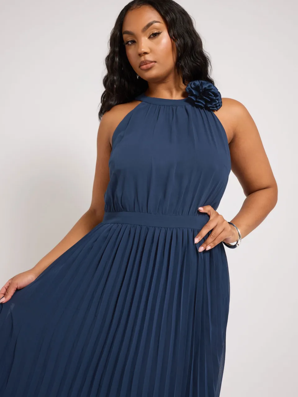 Yours London Geplooide Maxijurk Met Corsage In Donkerblauw blauw, foto 4