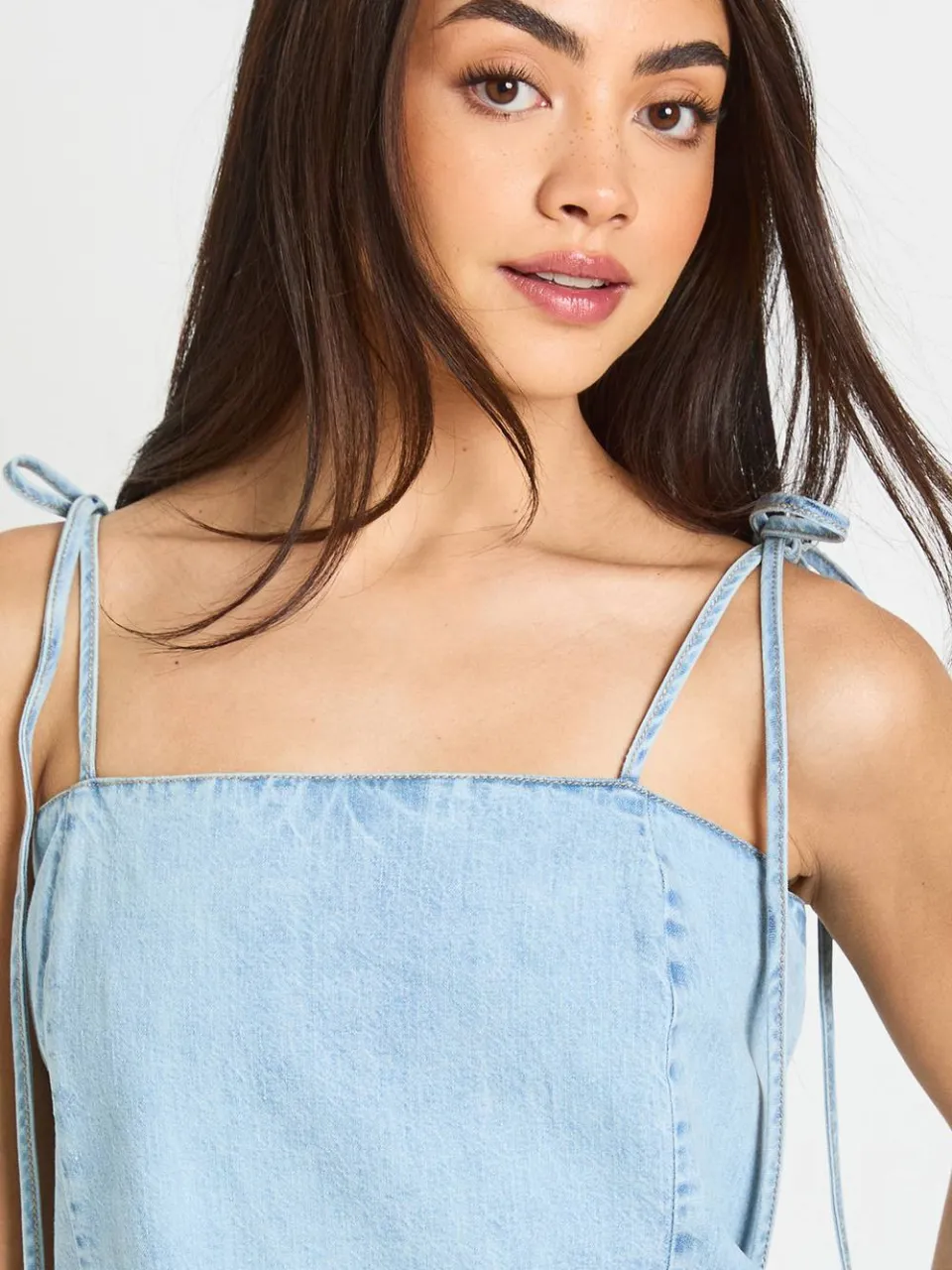 boohoo Dames Denim Mini-jurk Met Bandjes En Verlaagde Zoom, foto 4