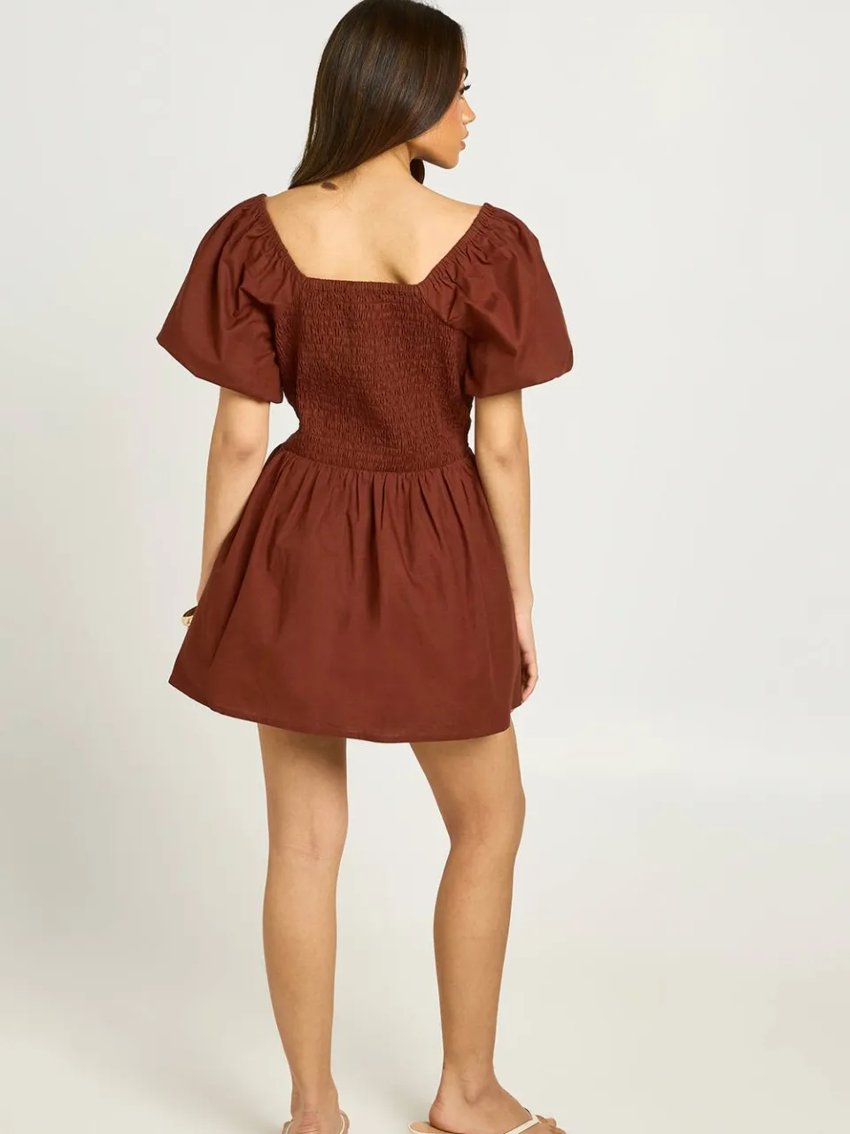boohoo Dames Petite Linnen-look Mini Jurk Met Volumineuze Mouwen chocoladebruin, foto 2