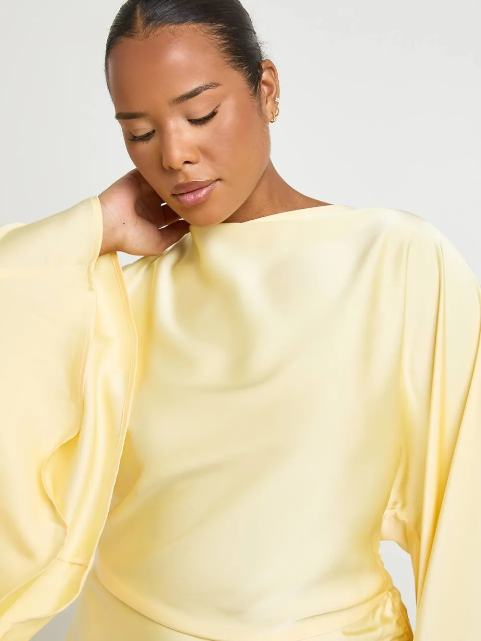 boohoo Dames Plus Satijnen Mouwloze Maxi Jurk Met Gerimpeld Schouderdetail citroen, foto 2