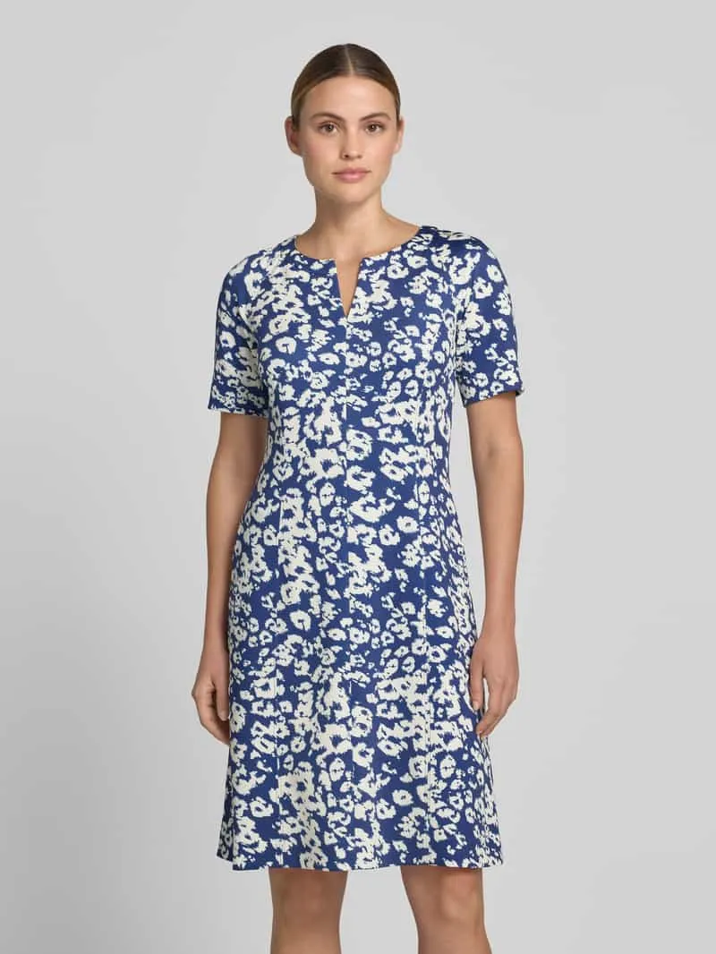 Marc Cain Knie-lange jurk in all-over look met V-hals Koningsblauw