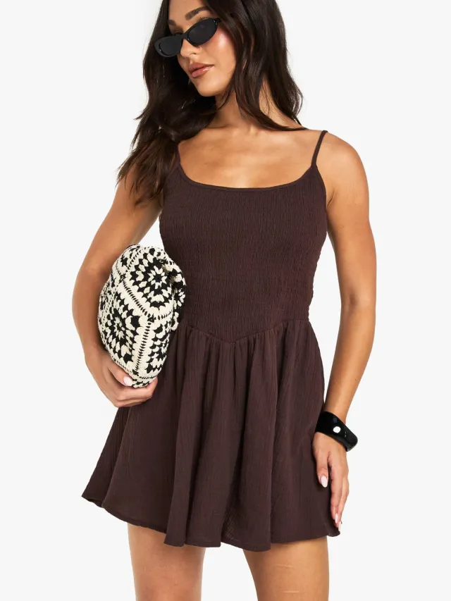 boohoo Dames Petite Crinkle Cotton Shirred Strappy Mini Jurk Chocoladebruin
