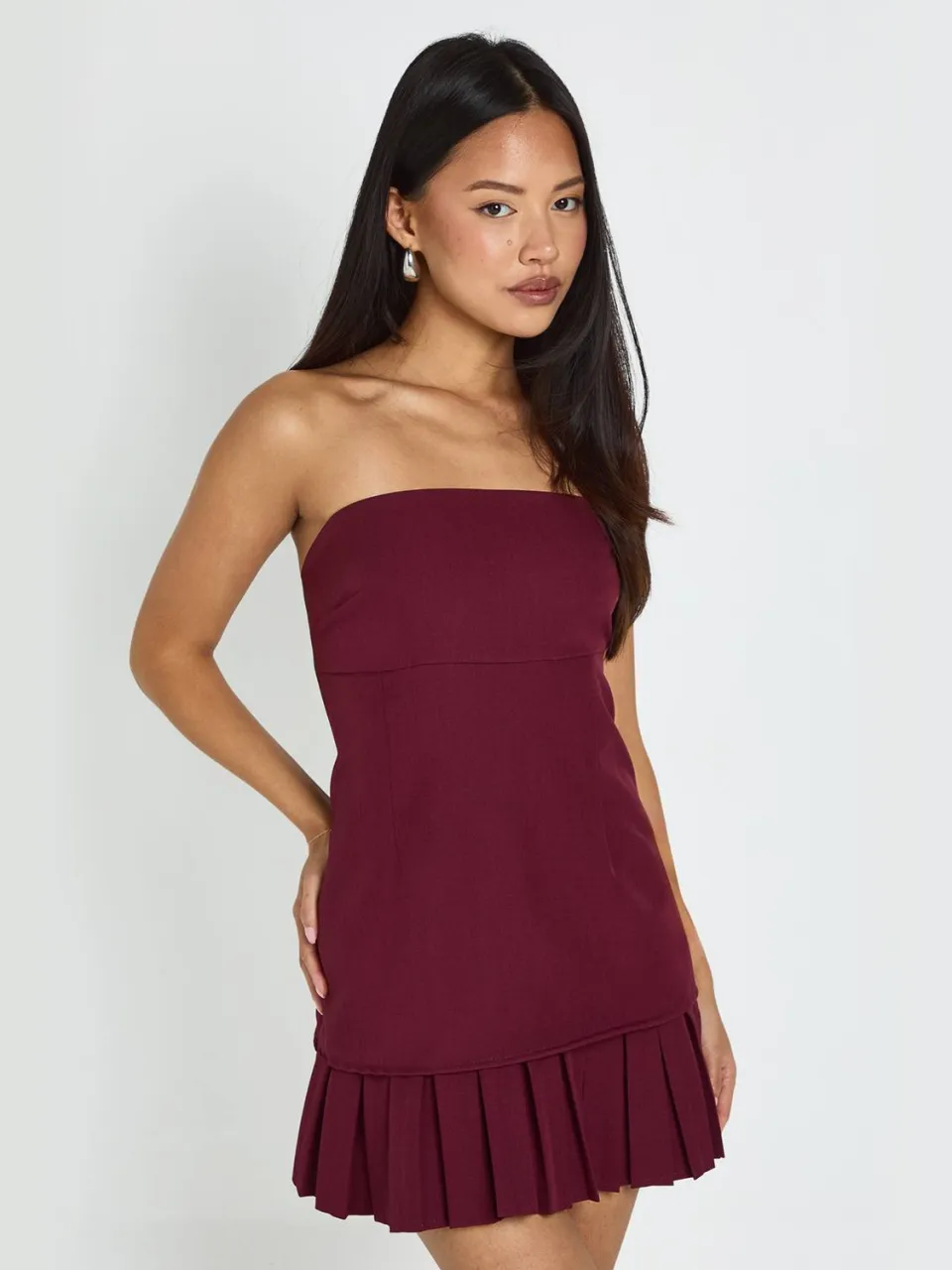 boohoo Dames Petite Getailleerde Bandeau Mini Jurk Met Geplooide Rok kersen, foto 2