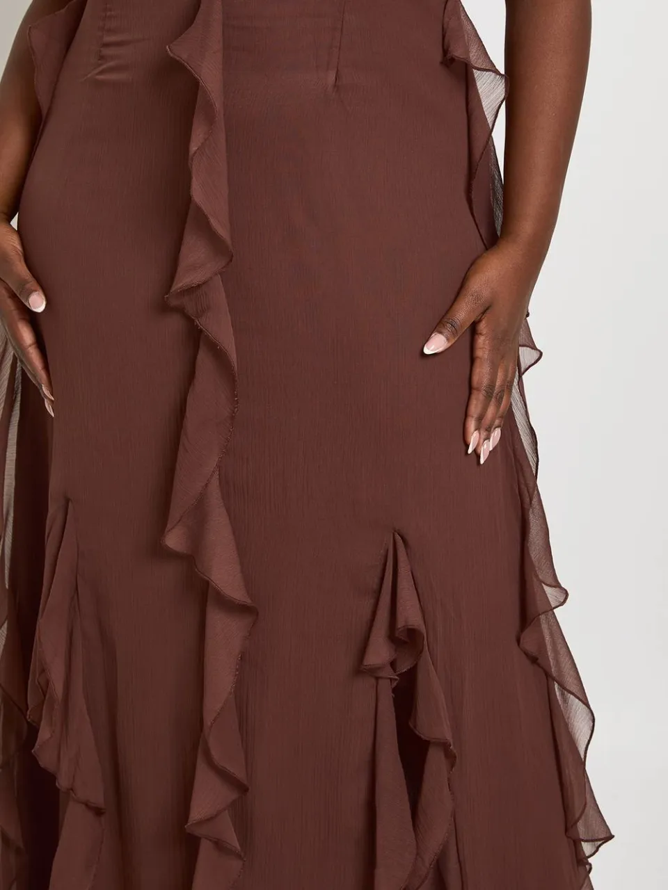 boohoo Dames Plus Chiffon Ruches Open Schouder Maxi Jurk chocoladebruin, foto 4