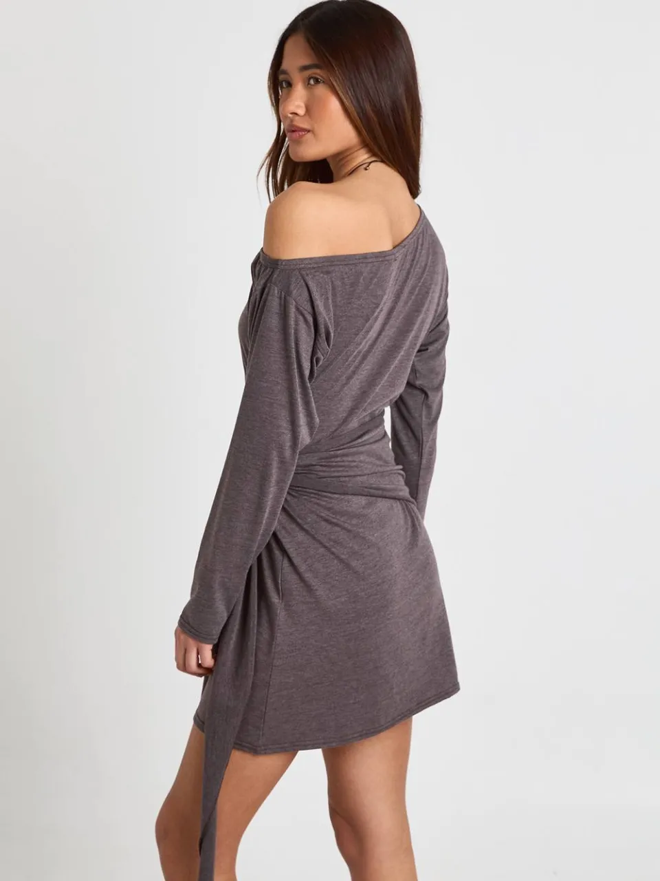 boohoo Dames Marl Asymmetrische Schouder Strikceintuur Mini Jurk koffie, foto 3