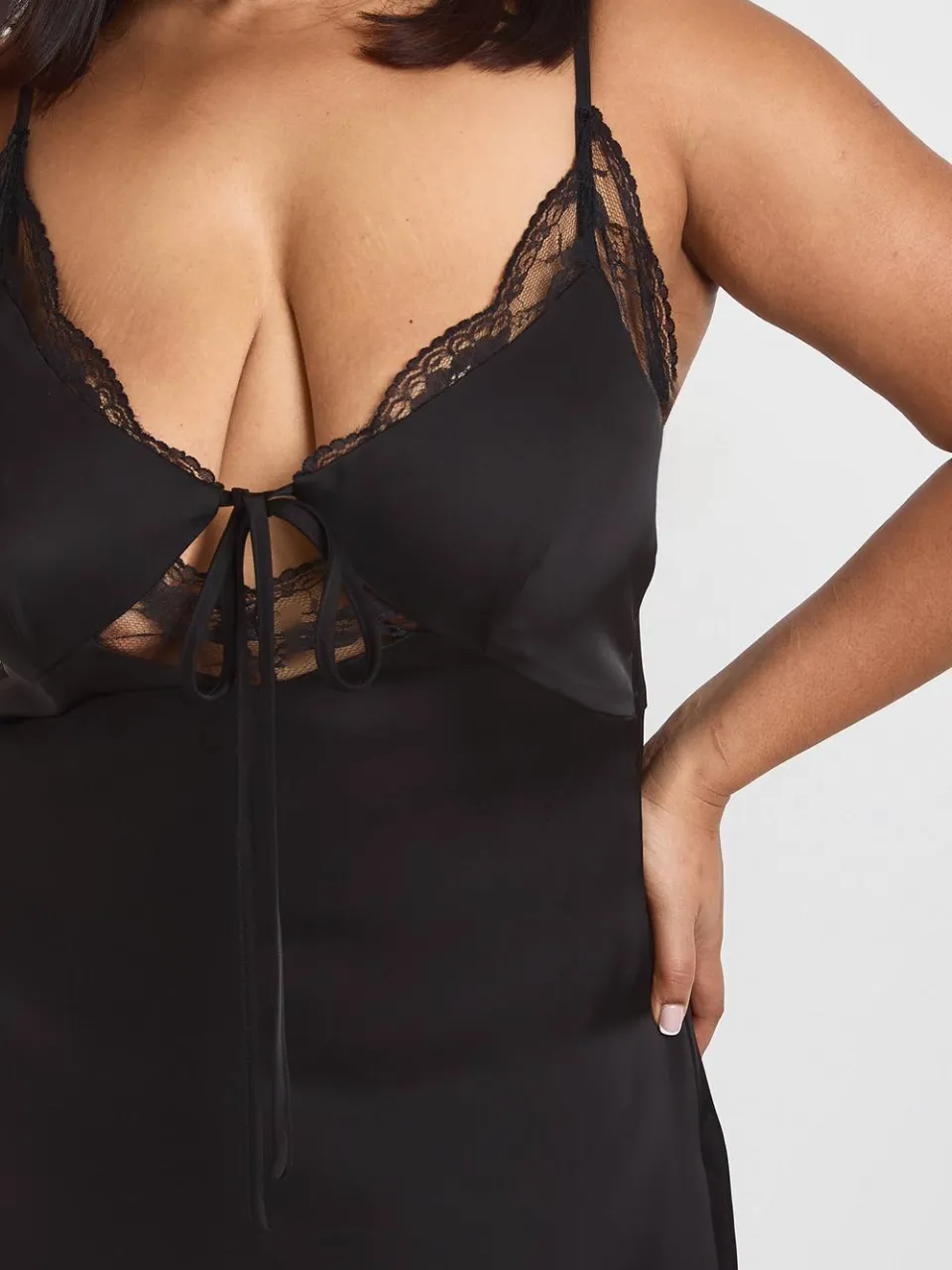 boohoo Dames Plus Satijn Kant Cup Detail Midaxi Jurk zwart, foto 3