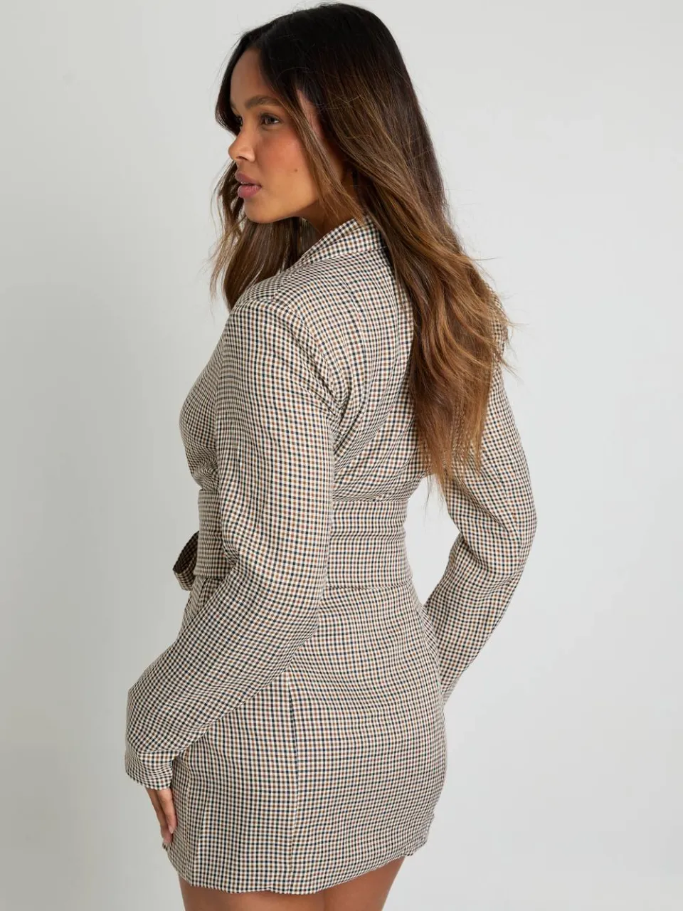 boohoo Dames Check op maat gemaakte blazerjurk met ceintuurdetail bruin, foto 2